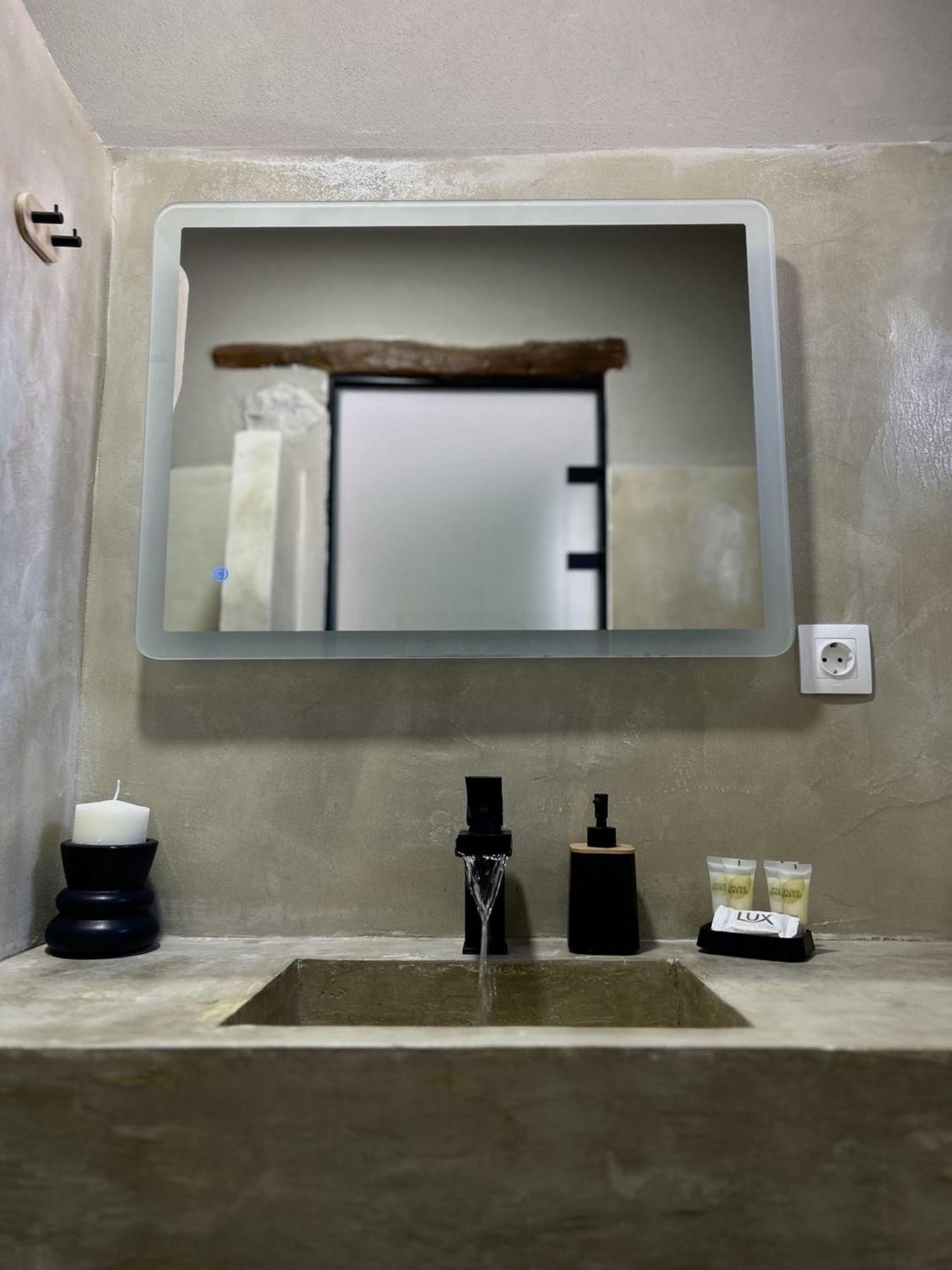 Sonia's Luxury With Jacuzzi Apartament *